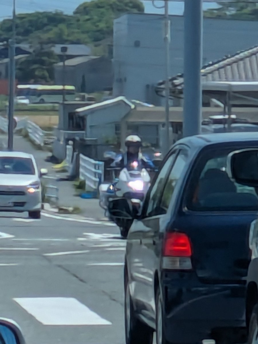 嫁とドライブで波津の辺り走ってたら対面からこんなん来やがった。わざわざそんなコスプレしてからバイク集まる場所にくるんじゃねーよ一昨日来やがれ。