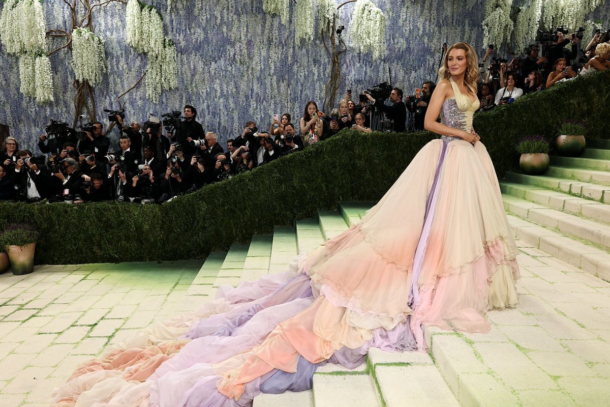 watsonperiodo's tweet photo. BIGGEST FUCK YOU EVER TO THAT FUCKING LOSER #MetGala https://t.co/Ey2mrW1Br9
