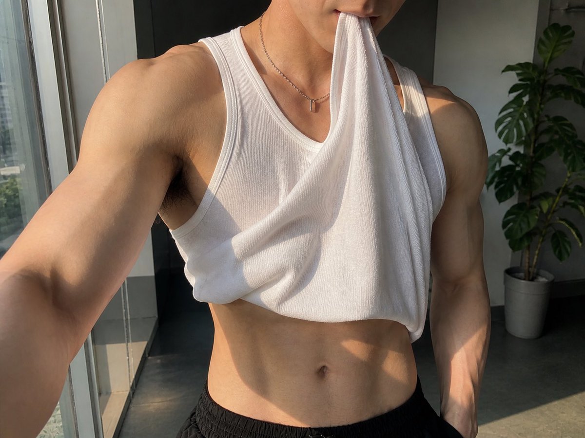 Michaelpcxm's tweet photo. 凹造型，需要一个趴在落地窗前舔腹肌的 #母狗 #男菩萨 #反差 #wataa #辱骂 #调教 #女菩萨 #羞辱 #女m https://t.co/vDW4m2pBeX