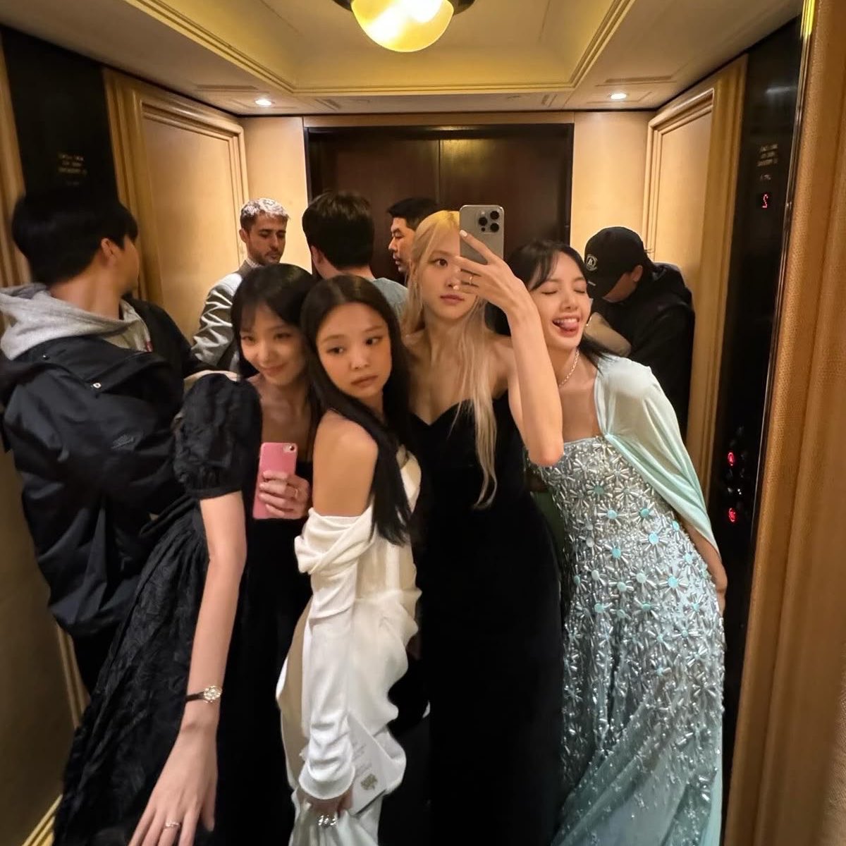 pinksdeuk's tweet photo. pensar que en ese celular hay una selfie como esta CHICAS SUELTEN ESA FOTO YAAAA https://t.co/yAxEunfHgR