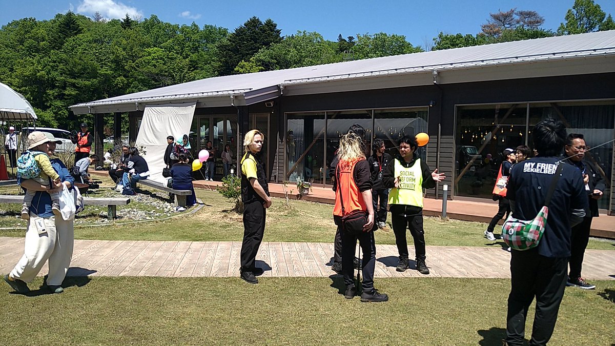 SaBp18's tweet photo. 近所のワンダーファームに犬のイベント見に来ましたがMr.都市伝説、関暁夫さんがいらっしゃいました。
ん？
左の凛々しいセキュリティスタッフはK-1戦士のケイトウィラサクレック選手では！
#関暁夫
#ケイトウィラサクレック https://t.co/N9Z06rM83m