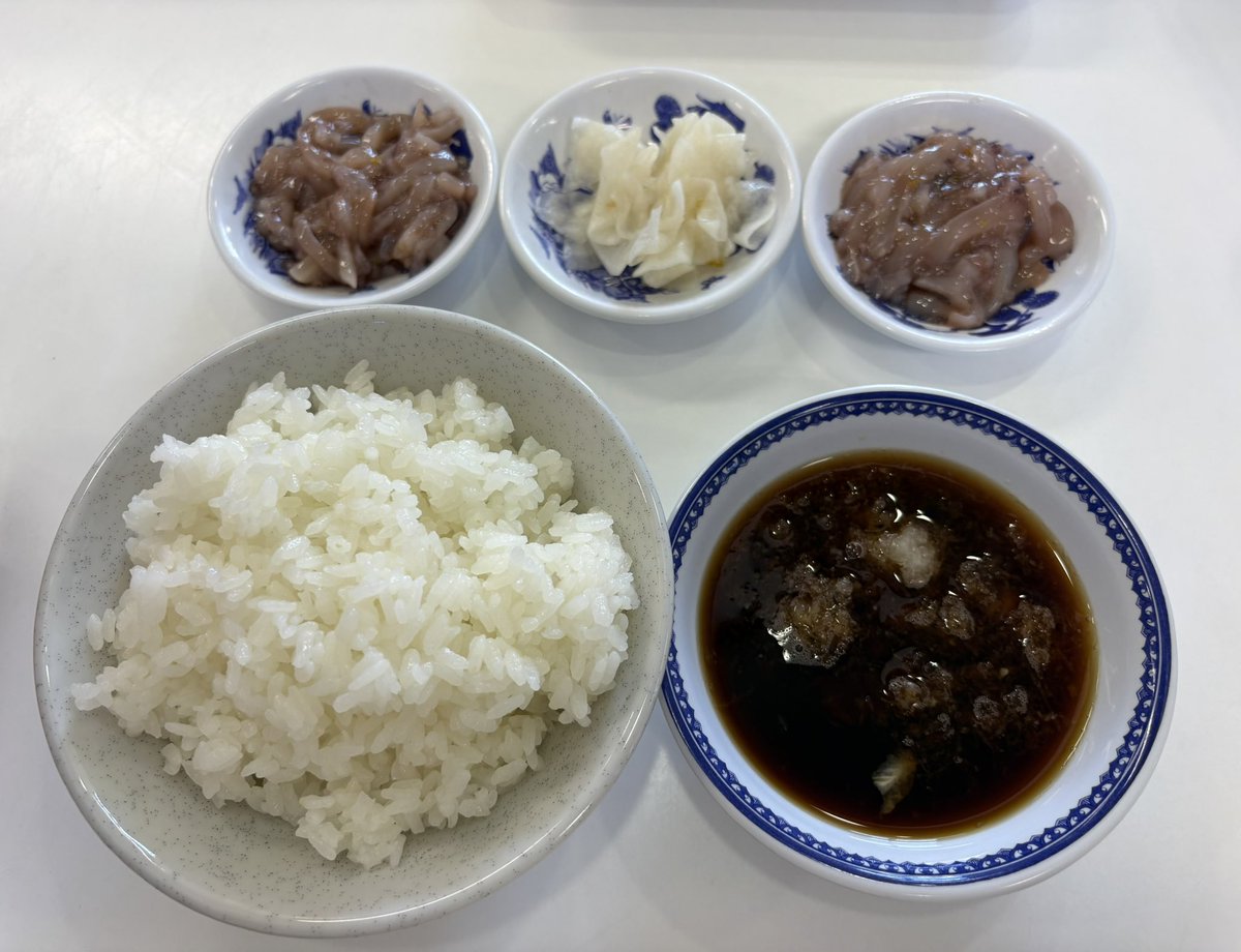 ひらおの本店へ開店凸！
と言いつつ開店約30分前に着いてたんですがこれで20人目、連休恐るべし。

開店5分前には約60人待ちに膨れ上がっておりお笑いか。

とはいえ余裕の一巡目入店で神へ〜

観光客らしくおすすめのシャウエッセンを頼んでみたけど、こりゃ「御立派」だ。
+50円で塩辛追加し優勝！