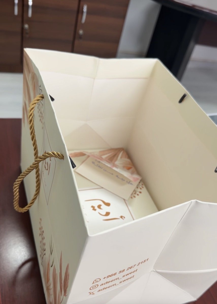 SumayyahSA's tweet photo. ما اجمل ان تدخل الى مكتب عملك صباحا وعلى مكتبك هدية 🎁 تصنع يومك كاملا فالحمدلله أولاً وآخراً. https://t.co/6nmH8WeCam