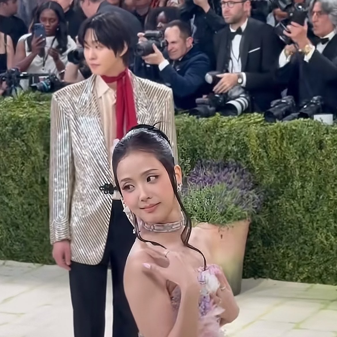never imagined that Jisoo and Ahn Hyoseop would meet again at an event and even have a photo together😭
