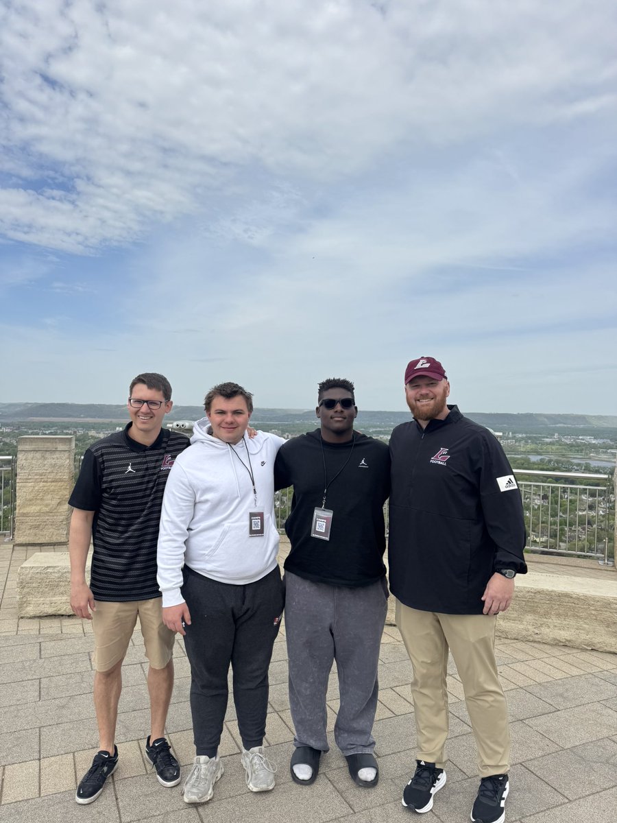 mrjaytravis's tweet photo. Thank you @AndrewMcGlenn for the Junior Day invite, and thank you @CoachMZweifel for starting us off with an awesome view of the city from the top of the mountain. I had a great time touring the campus and enjoyed the visit. Can’t wait to come back for a game!

@PalAthletics @PalatineHS @247Sports
@MaxPreps @on3 @OJW_Scouting
@PrepRedzoneIL @dailyherald @OLMafia @EDGYTIM @grid_irons @EBlohowiak @UWLEagleFB @Harrisonorth113