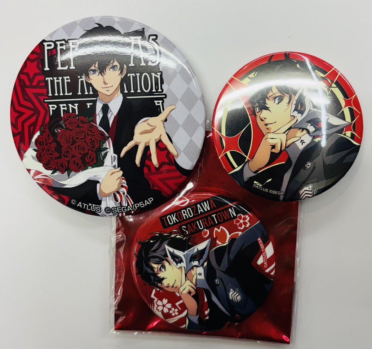 info＞ #ペルソナ5 主人公さんの缶バッジ各種入荷してます🎩 このほか