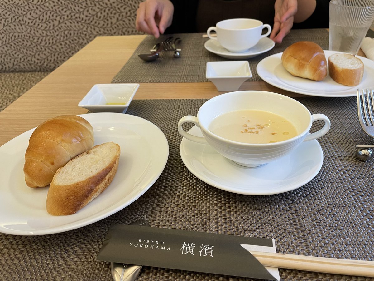 mztt28's tweet photo. ビストロ横濱
ランチ3000円コース

子供を預けて、たまには夫婦でランチ🍖

ワンピースに出てくる白髭風のシェフが作る繊細な料理の一品一品。量じゃなく、一口めの感動で食べる料理。手間暇かけると美味しいなぁ。
#ビストロ横濱 https://t.co/WlAyfwArQS