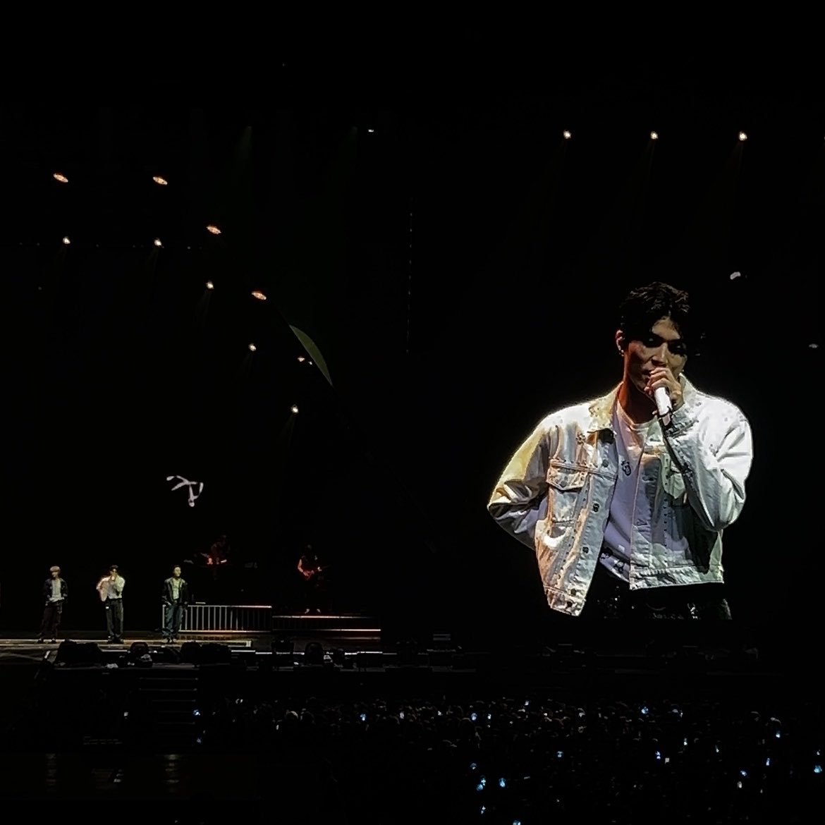 ayafleurdeor's tweet photo. Konser kapan, upload kapan 😭
But honestly… thanks to Treasure, konser pertamaku bareng mereka tuh bukan cuma seru, tapi bener-bener berasa hidup.

Kayak… di tengah rame-nya crowd, lampu, dan suara yang pecah, ada momen di mana gue ngerasa: “oh, this is what happiness sounds like.”

Hari itu bukan cuma soal konser, tapi tentang mimpi kecil yang akhirnya kejadian, tentang rasa yang nggak bisa dijelasin full pakai kata-kata. 💭🤍

#TREASURE_IN_JAKARTA 
#TREASURE_PULSEONinJakarta