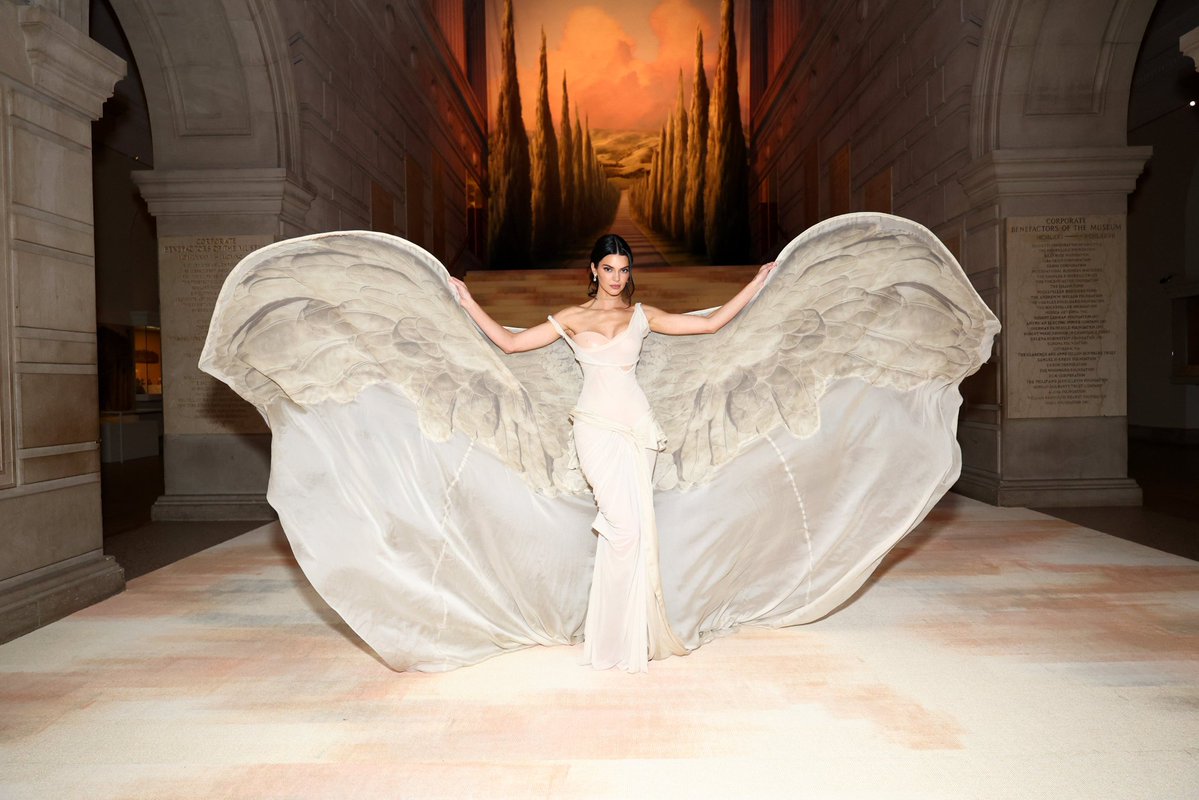 tmasnews's tweet image. ¿Podemos hablar de lo mucho que Kendall Jenner se parece a un ángel en la #MetGala?! 🪽✨

#MetGala #moda #TmasNEstilo