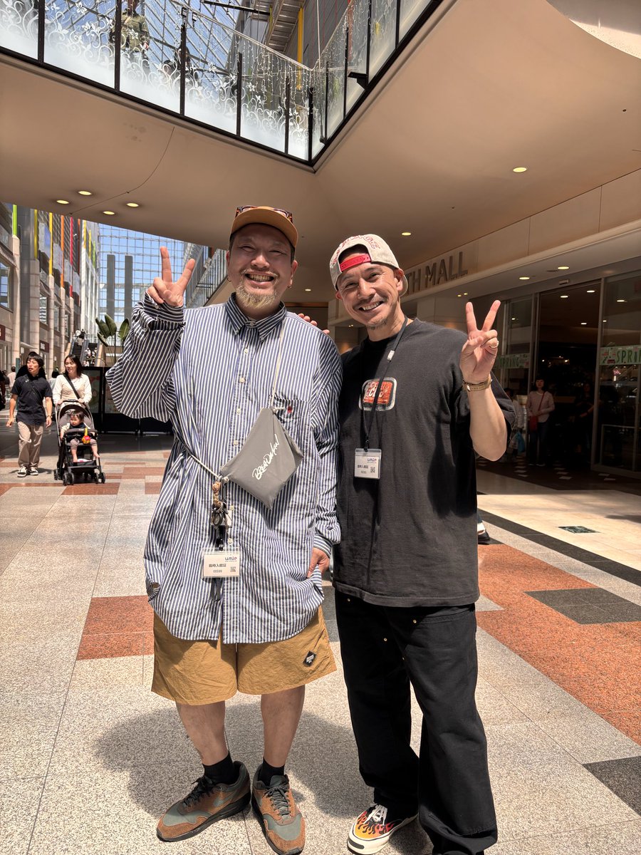guggassan's tweet photo. 5日の #パンマルシェ
昨日トートバッグ間に合わなかったから気合い入れて出動☺️☺️
#BREADMAN さんのパンの列が凄すぎて嬉しいーー😍‼️
他のSCコラボパンも買えて満足🥰
#モンスーン さんのステージを観てたガッくんとオーナーがかっこ良すぎて写真貰いました✨✨
#KissFMKOBE #近藤岳登 #シャカリキ https://t.co/EzFkGPZxoa
