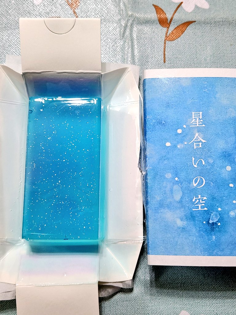 とても綺麗でとても美味しい羊羮を2種類いただきました♪
写真の技術が無さすぎてなかなか伝わらないけど、マジで綺麗なんです！(伝われ)
前まで和菓子苦手だったんだけど、ここの和菓子はホント美味しい
#杵屋本店