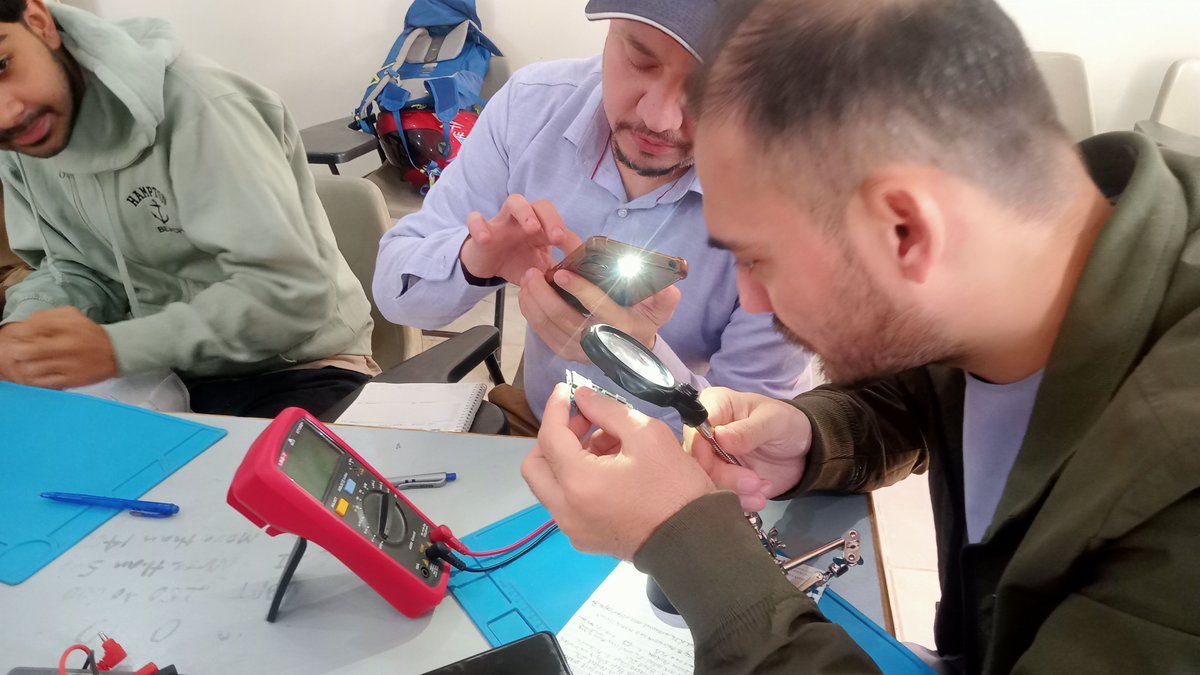 MuhammadAsiFaz's tweet photo. Teaching mobile repairing course at karchi pakistan #mobilerepairingcourse #karachi #mobilerepairing #SmartphoneRepair https://t.co/RZt49KYSVE