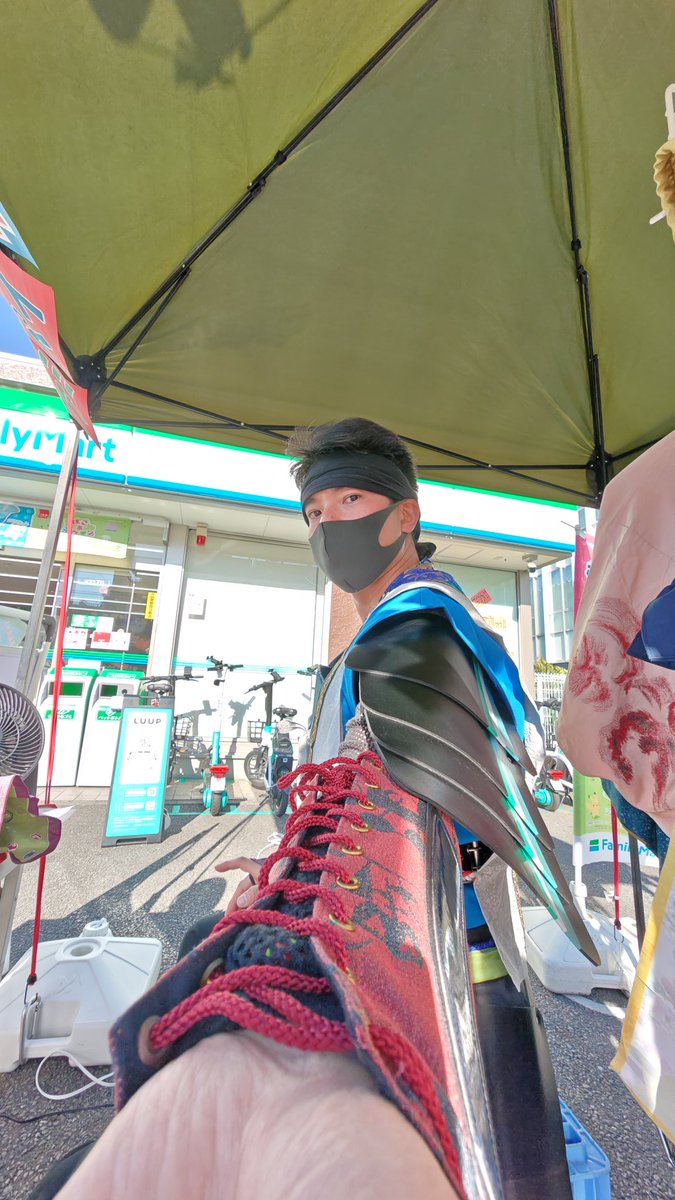ta2kinokey's tweet photo. ファミッペ将軍見守る中
六時間程頑張ってみた結果

惨敗でございます(⁠・⁠∀⁠・⁠)
連休末の天気の良さと地域に負けた感じですかねぇ

反省点も多々ありますが
良かった点もありまして
準備中、色々考えるのが楽しく
使われる事が無い衣装がまた人の目に触れる場所に出せた事ですね https://t.co/BQYkWbFeO1