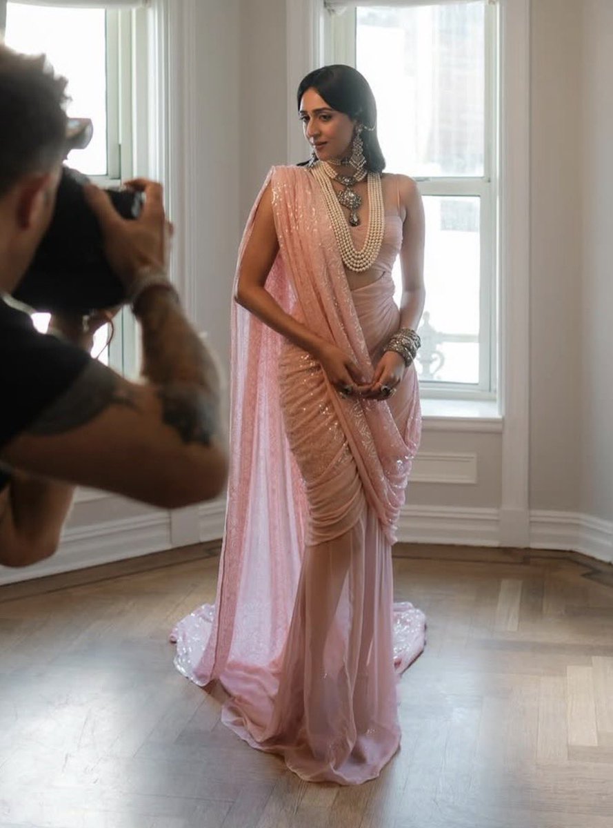 kohlimax1833's tweet photo. Princess Diaries but desi https://t.co/N68l381Z0z