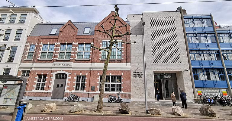 In de jaren 2000-2005 zat ik op de middelbare school in de oude Jodenbuurt van Amsterdam, in het gebouw waar nu het Nationaal Holocaustmuseum is gevestigd, tegenover de Hollandsche Schouwburg van waaruit zoveel Amsterdamse Joden werden gedeporteerd naar de vernietigingskampen,