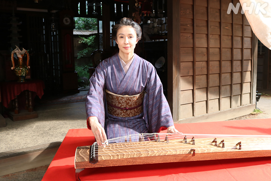 📺#朝ドラ 【#風薫る】

お琴を弾くシーンで『さくらさくら』を披露した水野美紀 さん
事前に練習を重ね、本番は一発でOKでした👏
本番後にお琴と母上を📸

👇見逃し配信
web.nhk/tv/an/kazekaor…

#風薫るオフショット
x.com/asadora_nhk/st…