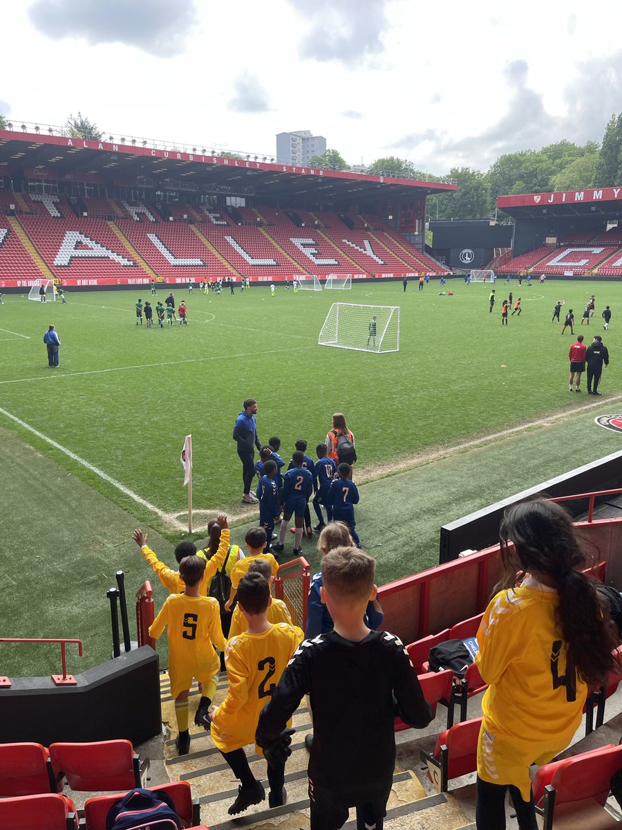 RockliffeManor's tweet photo. Year 5 are warming up and ready to give it their all at the football competition at Charlton Athletic F.C.! ⚽🔥
Great teamwork, focus and determination from every player — good luck team! 💪🏆 #SchoolFootball #Teamwork #CharltonAthletic #Year5Football https://t.co/DWOTB07Hg4