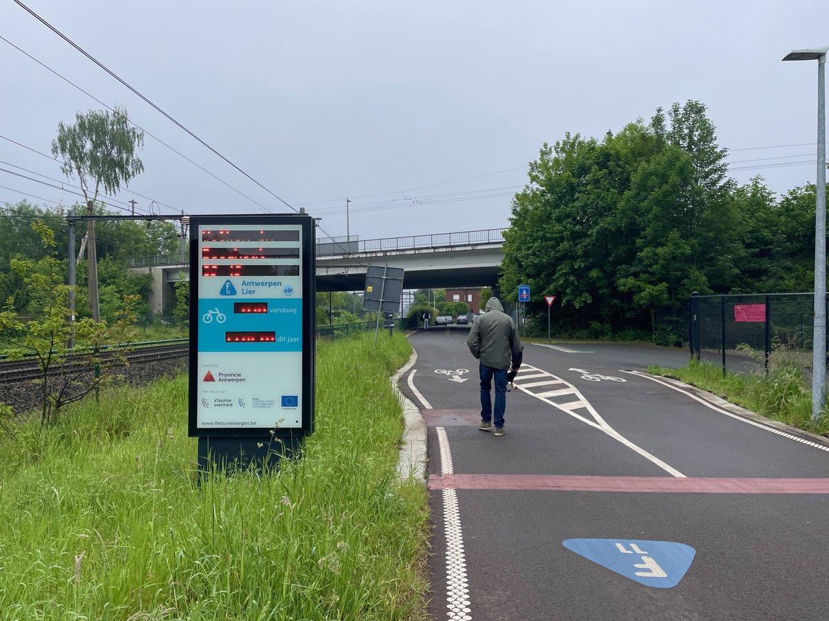 SandyHaest's tweet photo. 5 mei 9.50u Boechout #vrtweer #maninregenjas #fietspad 890 fietsers passeerden hier vandaag, maar waarom kan je op foto nooit het digitale bord lezen? https://t.co/iZMosV1TdM