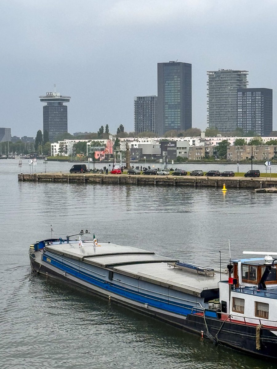 MetaVeerman's tweet photo. HERDENKING op het Java-eiland
Gisterochtend een mooie intieme  herdenking bijgewoond bij “de zeeman op de uitkijk” van de 'Stoomvaart Maatschappij Nederland' op de kop van het Java-eiland in Amsterdam. Dank aan stadsdeel Oost en hotel Jakarta.

#ikherdenk #4mei
@AmsterdamNL 🕊️ https://t.co/iu7P2JLJ5F