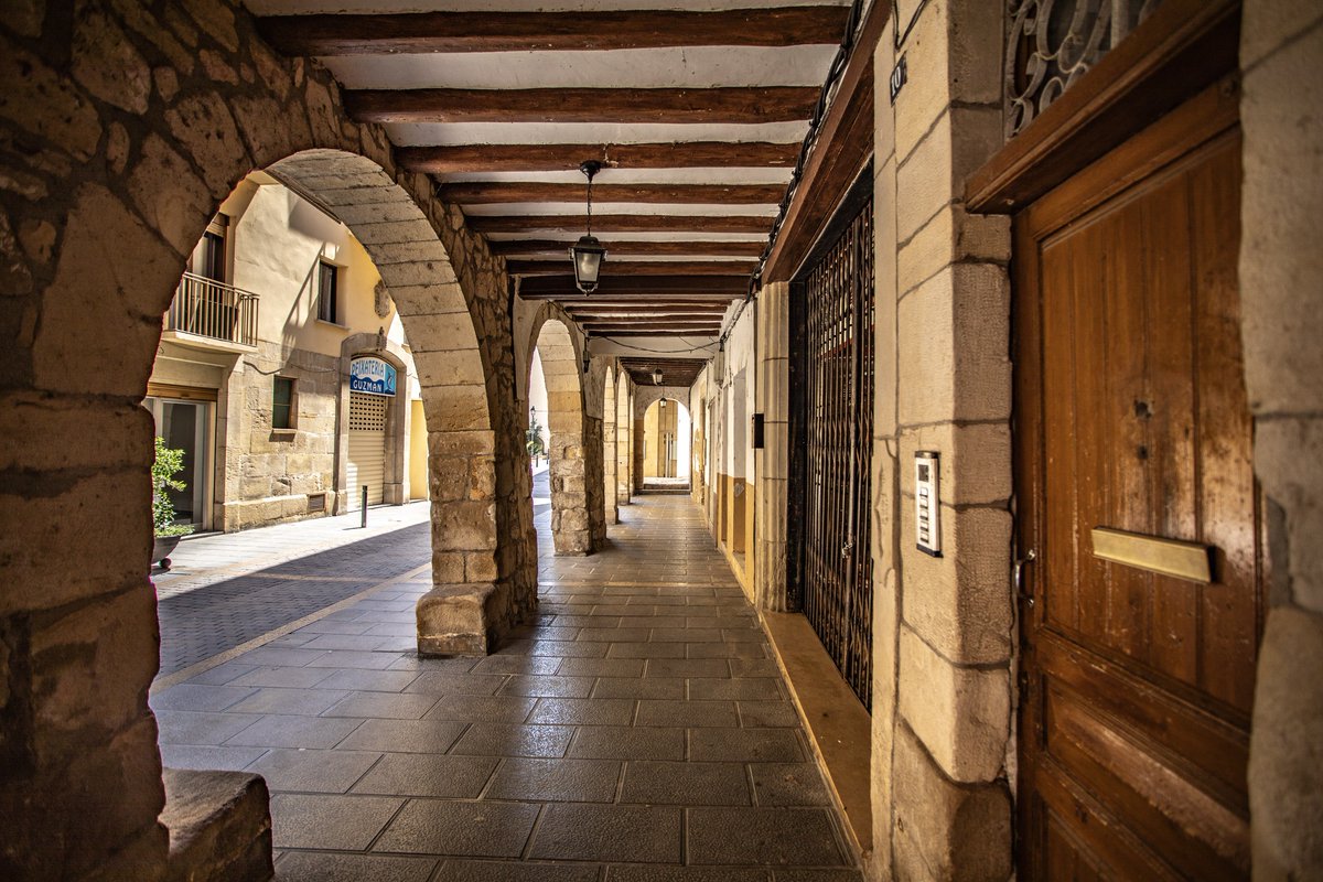 terresebretur's tweet image. 😍 Els 'perxis' del carrer Major de Flix són patrimoni històric i cultural del poble. Sota aquests porxos històrics s'hi instal·laven, antigament, les parades del mercat en dies de pluja. 

Veniu a fer un tomb pel centre històric del poble? 🚶‍♀️🚶‍♂️

📸 @RiberadEbreTur, @FlixTurisme