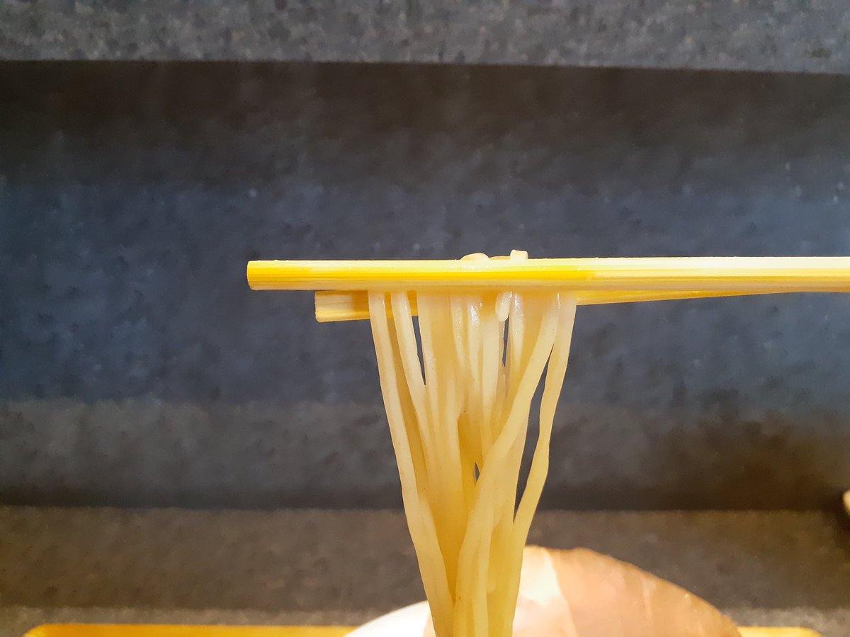 debukin1107's tweet photo. 麺は中太ストレート。

具材は殻付きはまぐり5個 チャーシュー 半熟玉子の天ぷら アサリ剥き身 極太メンマ 三つ葉 柚子皮 ネギ。 

はまぐりは大きくて食べ応えがあり満足！
スープに浸かった半熟玉子の天ぷらも旨い！

しかし、このスープは冷酒🍶が呑みたくなる(笑)😂

#飯テロ
#中華そば第三灯籠 https://t.co/Z3XhuOQCV3