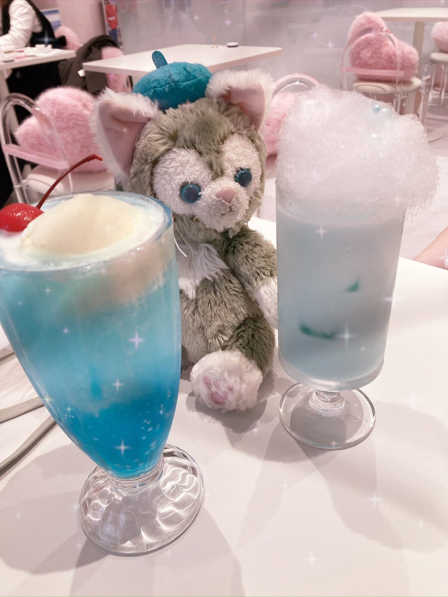 zuratoni's tweet photo. ずっと行きたかったメロメロカフェにも行けました🥺🩷🩷🩷🩷
この日のブルーのわたあめ可愛いし美味しかった🥺🩵🩵🩵🩵
♡のクッションが可愛い🫶🏻︎
次はスイーツも食べたい🥺 https://t.co/wq7UzLItNC
