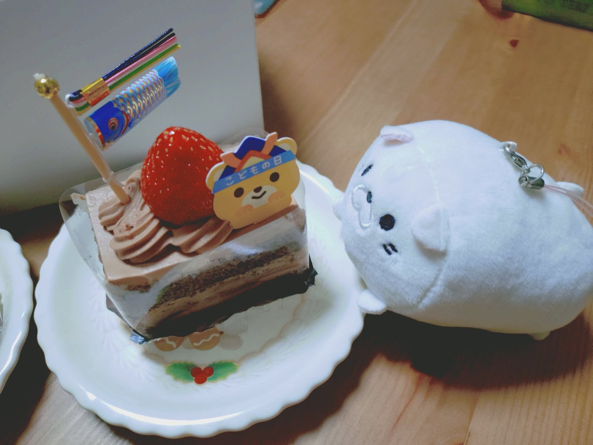 pika1kinki's tweet photo. こどもの日🎏
近所の気になっていたケーキ屋さんにこどもの日🎏のケーキ🍰を買いに行った
1個に決めきれずに2個買っちゃった😁😁
いとーさんに狙われている
#こどもの日
#ごろねこサミット https://t.co/I1MV0vs4FB