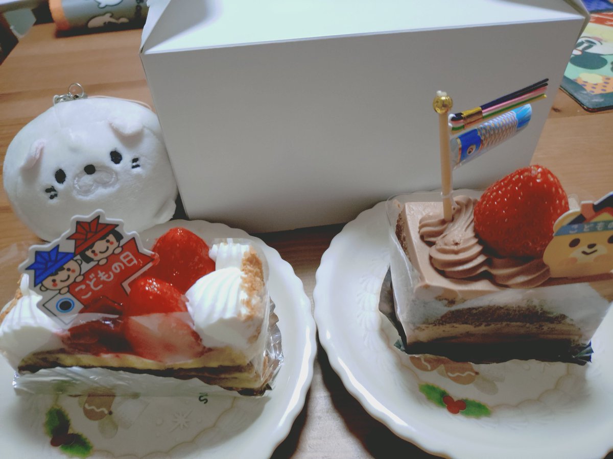 pika1kinki's tweet photo. こどもの日🎏
近所の気になっていたケーキ屋さんにこどもの日🎏のケーキ🍰を買いに行った
1個に決めきれずに2個買っちゃった😁😁
いとーさんに狙われている
#こどもの日
#ごろねこサミット https://t.co/I1MV0vs4FB