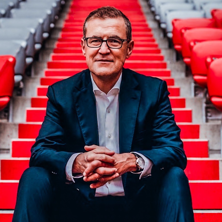 eurofootcom's tweet image. 🇩🇪🗣️ Bayern Munich CEO Jan-Christian Dreesen: "We are independent; NO investor dictates our direction. That’s what makes Bayern Munich special, and our fans can be proud of that. But we’re not naïve. It’s becoming increasingly difficult to hold our own, particularly against the