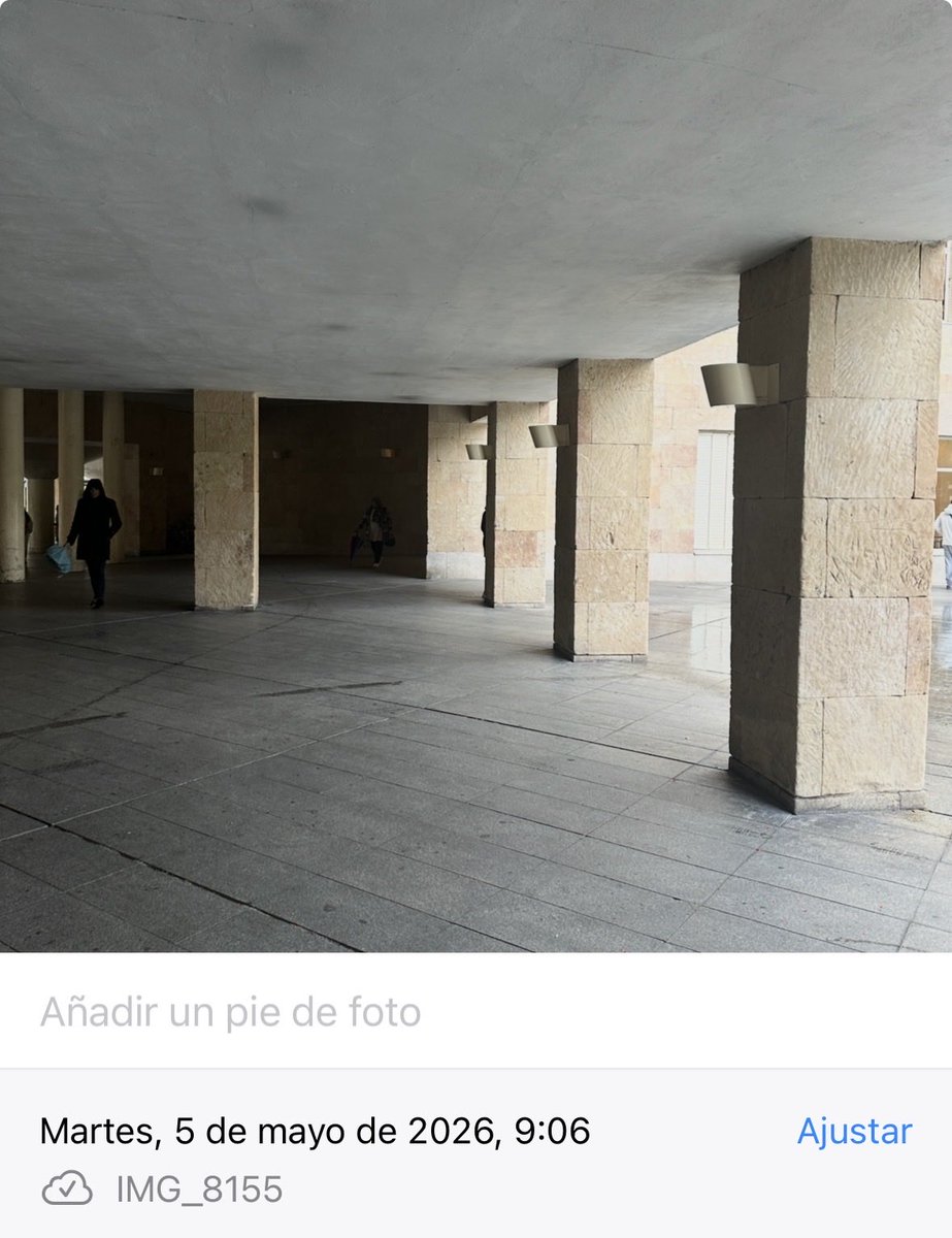 LpezAraquistain's tweet photo. A la izquierda Ángel Alda (@voxlarioja) grabándose en video sobre las supuestas colas en el @AytoLogrono a las 8:42

A la derecha el @AytoLogrono a las 9:06

#Bulo https://t.co/ue2cRA7RxZ