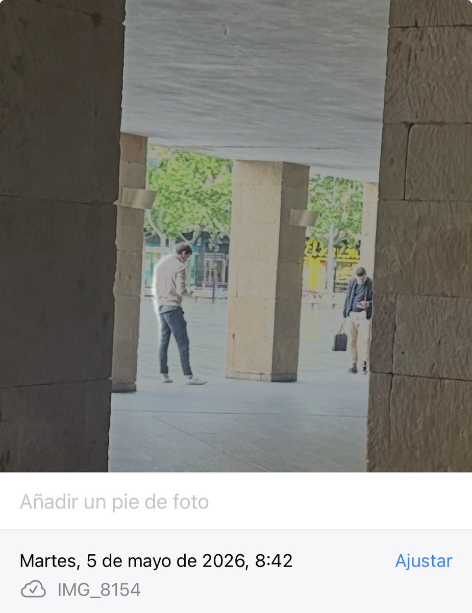 LpezAraquistain's tweet photo. A la izquierda Ángel Alda (@voxlarioja) grabándose en video sobre las supuestas colas en el @AytoLogrono a las 8:42

A la derecha el @AytoLogrono a las 9:06

#Bulo https://t.co/ue2cRA7RxZ