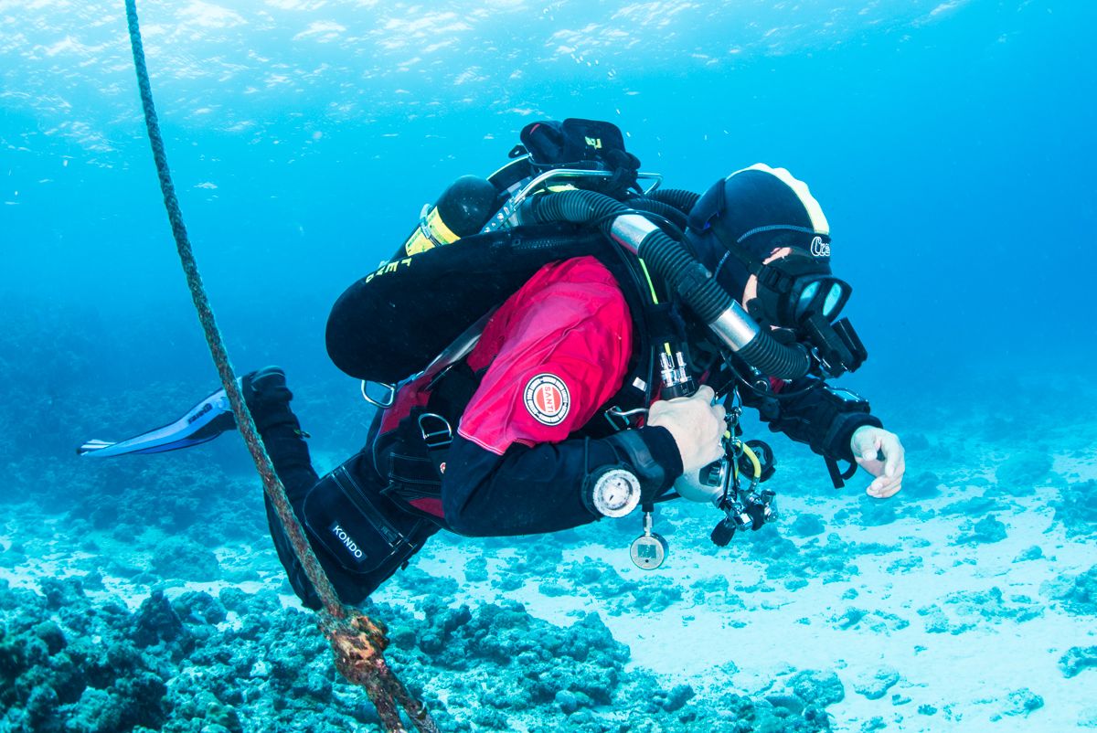 WorldDivingNet's tweet photo. テクニカルダイビングで絶対に後悔しない始め方と楽しみ方
🔥🔥 https://t.co/TXhzCyp0hG 🔥🔥

テクニカルダイビングは海外では人気のある最も新しい魅力の高いダイビングスタイルのひとつです。日本は海外に比べるとテクニカルダイビングでは遅れている発展途上国になります。

現在、テクニカルダイビングはインターネット上に間違えた情報が多く、誤解を招きやすい分野になってしまっています。

テクニカルダイビングとは、頭上が覆われた洞窟(ケーブ)へのダイビングや沈没船の内部へ進入したり、混合ガスや減圧停止を使い、水深40M以上の大深度潜水のダイビングを楽しむレクリエーショナルダイビングの範囲を超えたダイビングスタイルです。

国内でテクニカルダイビングをこれから始めるダイバーにとって、正しい知識とトレーニング、そして経験を積むことはとても重要です。ダイビングの事故を未然に防ぐことに繋がるからです。

この記事を最後まで読むことによって、まだ情報が少ないテクニカルダイビングで後悔しない始め方、そしてテクニカルダイビングの正しい知識やコース内容などの楽しみ方が分かるようになります。

#テクニカルダイビング #テクニカルダイビングとは