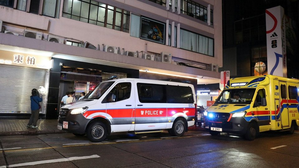 HongKongMarket's tweet image. Gold jewelry worth approximately HK$500,000 was stolen in Tsim Sha Tsui while being transported to a warehouse. Police arrested three suspects and recovered the stolen items. #HongKong