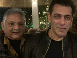 Indiasenews12's tweet image. Salman Khan mourns the loss of his close friend of 42 years, remembering him as someone who "died with a smile on his face." #SalmanKhan #Loss #Tribute #Friendship