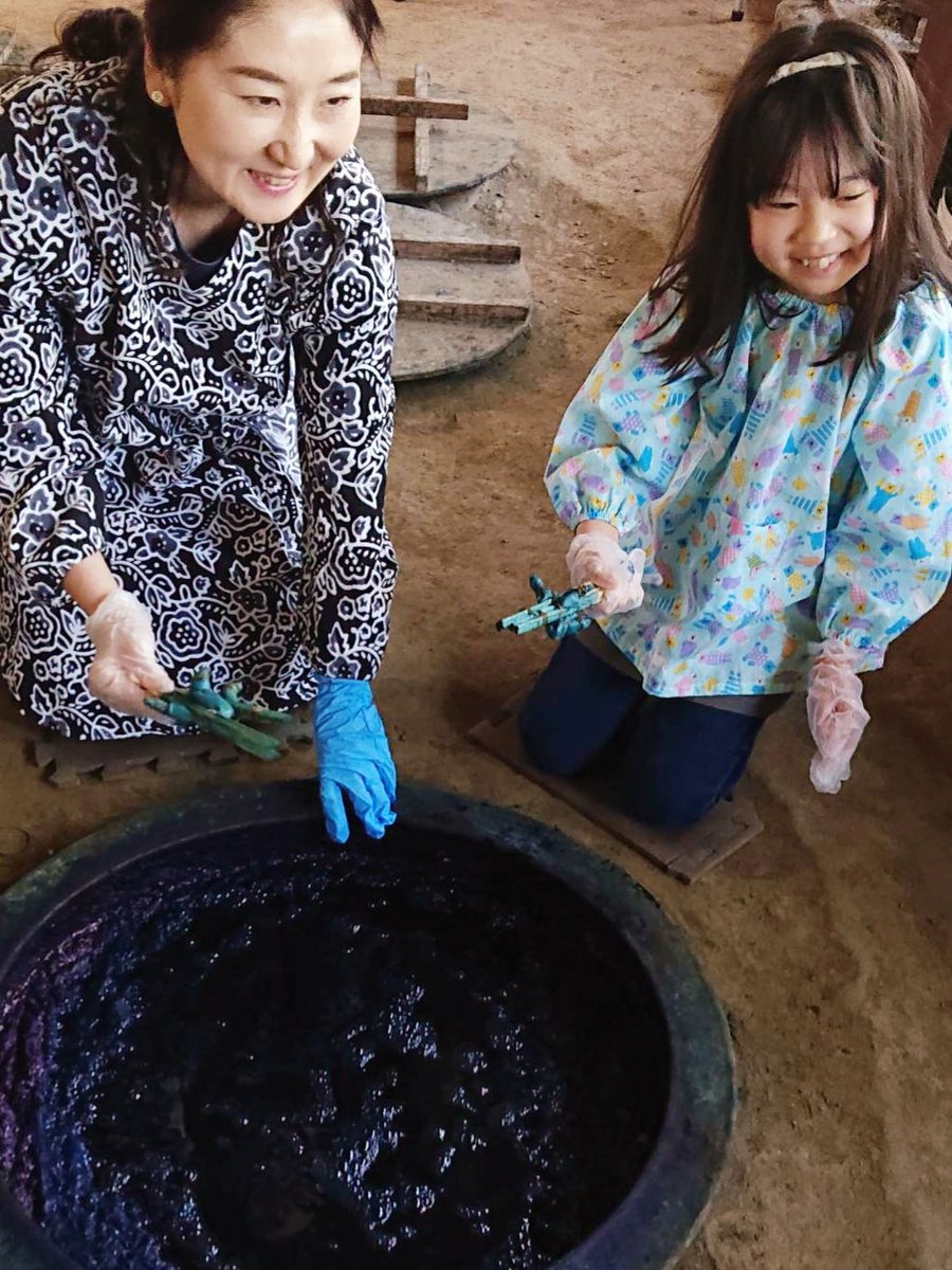 KOUBOUYOKOYAMA's tweet photo. 親子で藍染め体験💙
世界にひとつだけの藍染ハンカチ🌿
素敵な作品の出来上がり✨
ありがとうございました🌟

体験のご予約は
HP・電話・メール・じゃらん・DMから受付中です📩
※要予約⭐
#長瀞 #秩父銘仙 #藍染体験 https://t.co/aZUA9ugr8y