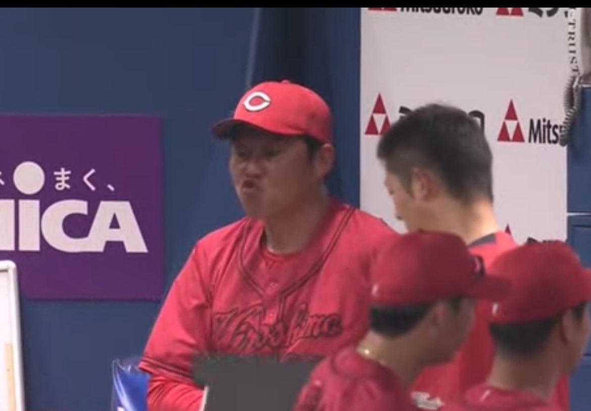 pespes_b's tweet photo. ガッツポーズ(新井監督) https://t.co/caPlqLLHGj