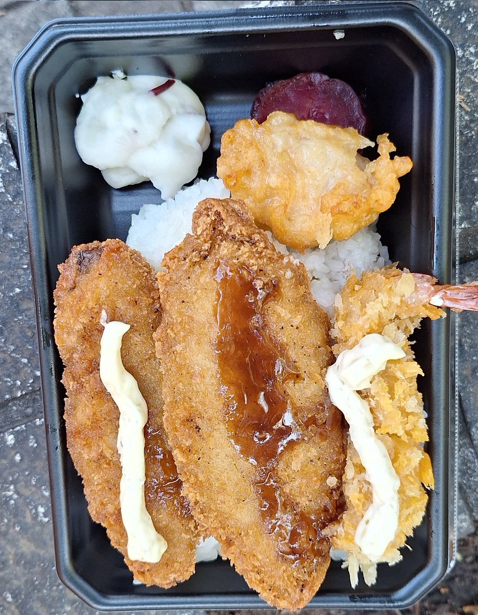 no717148's tweet photo. 今日のランチ🍱‼️
揚げ物弁当、揚げ物が上手く揚がっていたし、ご飯もとても美味しかったです。
今年のGWは、これだけだったけど良かったです。 https://t.co/V7ebQLGJpb