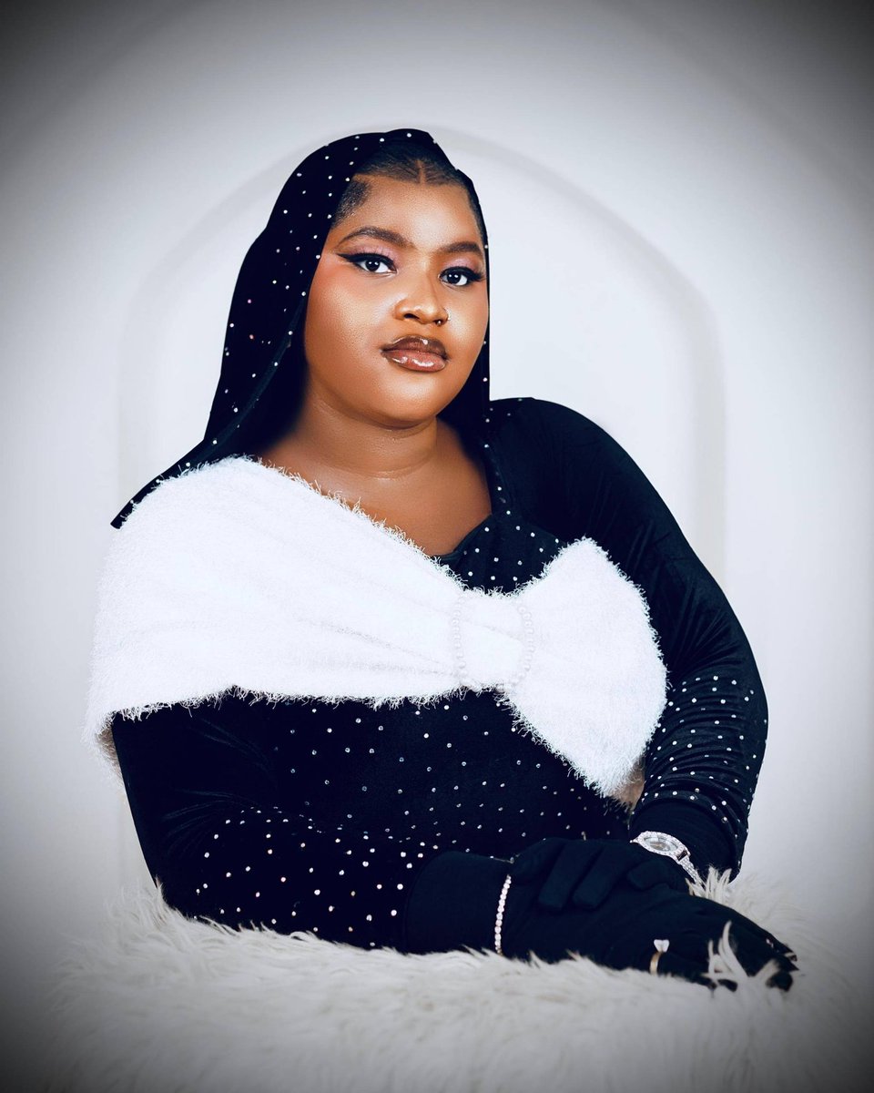 Nibukar's tweet photo. Another year🎉, softer, stronger, calmer,
Draped in white for my peace🕊,
and black for my strength🐂♉️.
I’m not who I was 🤌
I’m who I prayed to become🤲.
Alhamdulillah for growth, for quiet joy🤧,for a heart that still blooms through everything.🤍🖤
Happy birthday to me 🥳💝🎀. https://t.co/fFLBDPxCc4
