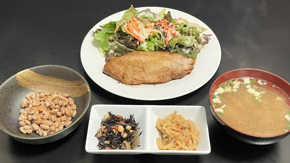 zzsasaki705's tweet image. 今日の晩ご飯なのﾆﾔﾝ🎵

豚ロース味噌漬け、ひじき煮、切り干し大根、サラダ、納豆、味噌汁

今日も美味しく頂いたのﾆﾔﾝ🎵

#晩ご飯 #dinner