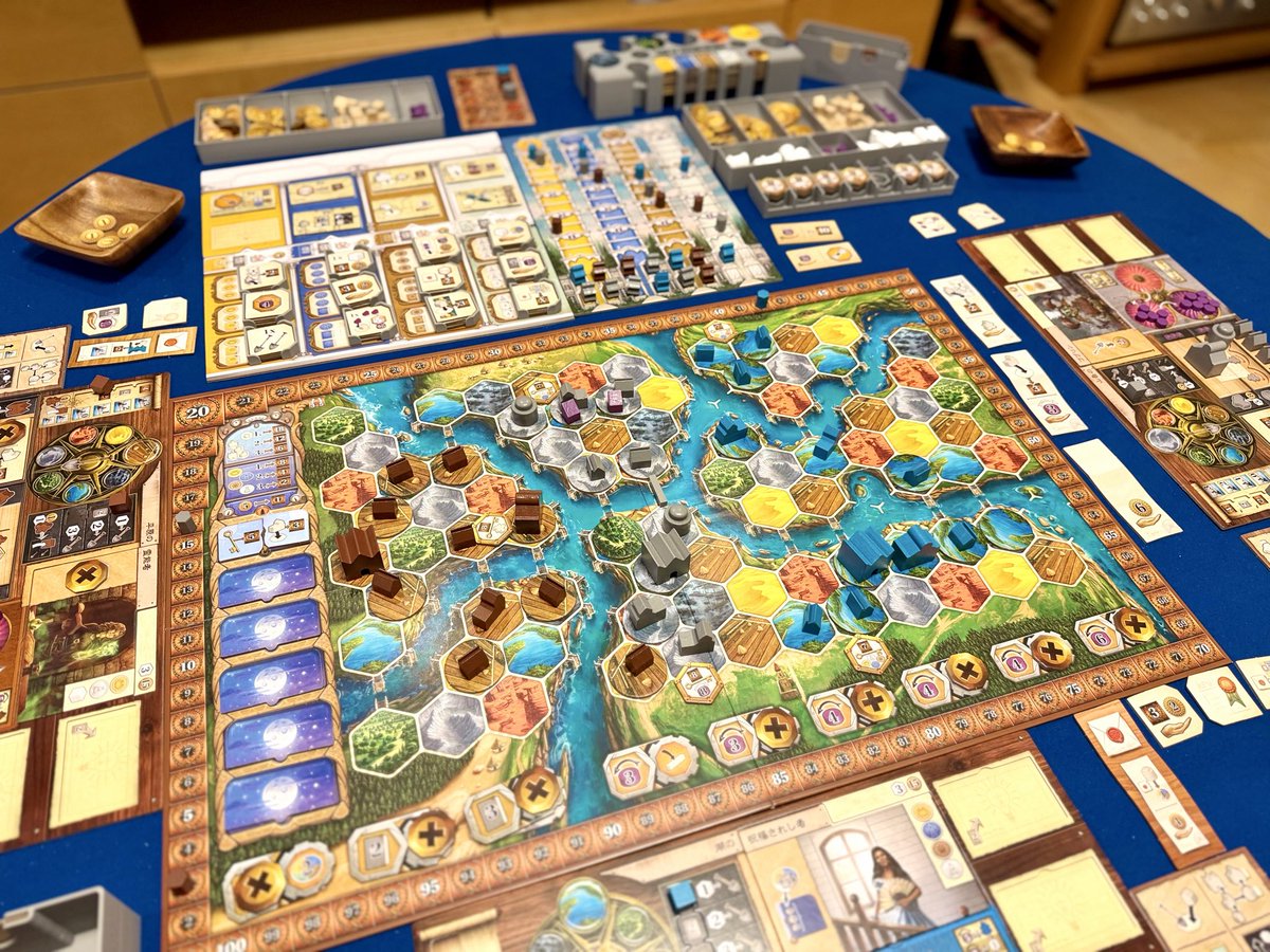 ats0101's tweet photo. テラミスティカ: 革新の時代
長らく積んでたのをGWにようやくプレイー
科学を疎かにしてたら息子に完敗、というかっ…最近自分の勝率、低すぎ…？でも次はもっとうまくやれそうと思える楽しさ！
あと神オーガナイザーのおかげで準備もプレイも片付けも快適〜。リプレイ欲も高まるしこれはすごく良いね https://t.co/tP7QkZzMOe