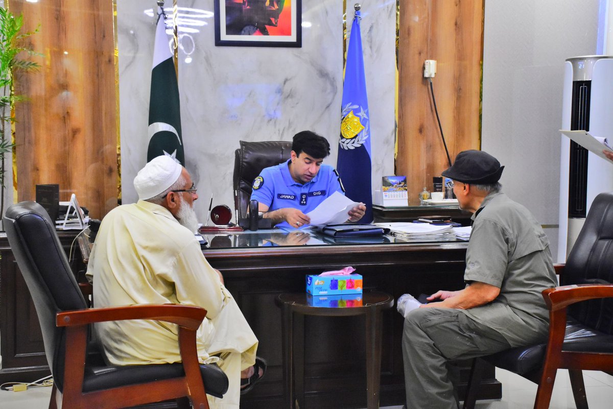 ICT_Police's tweet image. اوپن ڈور پالیسی کے تحت شہریوں کے مسائل کے فوری حل کے لیے ڈی آئی جی اسلام آباد محمد جواد طارق نے اپنے دفتر میں شہریوں سے ملاقات کی، ان کے مسائل سنے اور فوری حل کے لئے اقدامات کئے۔

#WeRIslamabadPolice #OPS #Islamabad