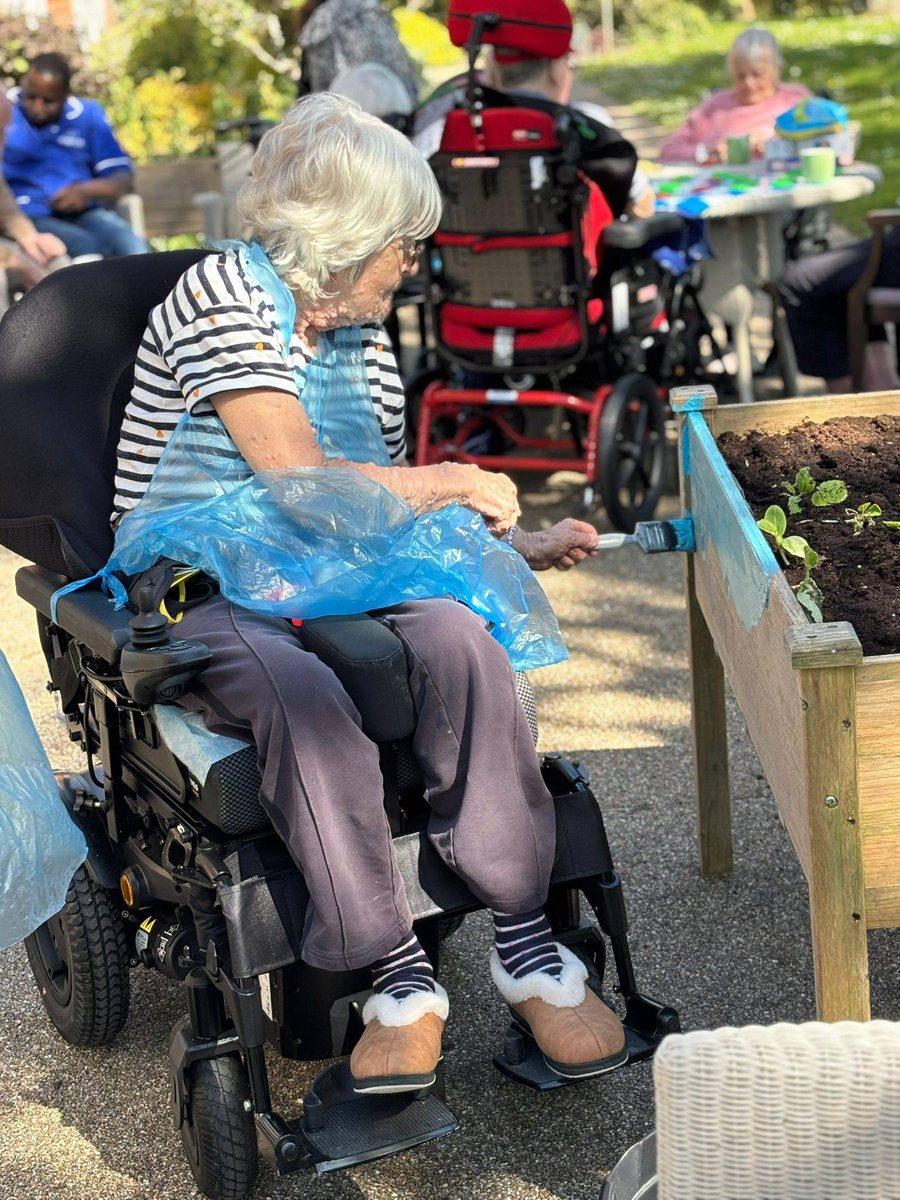 AvanteCare's tweet image. Sun’s Out, Paint Brushes Out!

Residents at Chaucer House enjoyed the sunshine while giving our planters a fresh coat of bright blue paint.

#carehomes #wellbeing #creativemoments #Avantcare