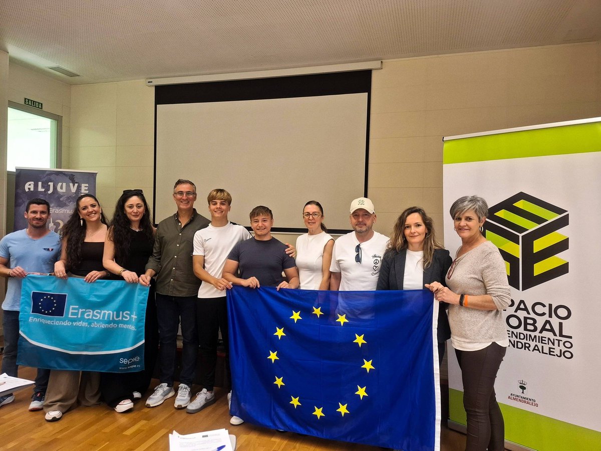 ErasmusALJUVE's tweet photo. El pasado día 28 de abril, despedimos en el @Alm_Empresarial a dos alumnos del @santiagoapostol que gracias al programa @ErasmusALJUVE van a pasar un mes en Pescara (Italia).
Les deseamos disfruten la experiencia!!!!!
#erasmusaljueve#ayuntamientodealmendralejo#italia https://t.co/6k8bgj5dwy