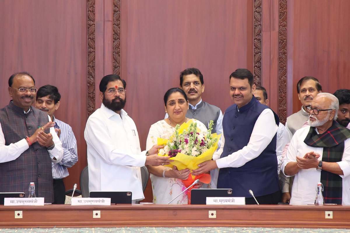 SunetraA_Pawar's tweet photo. बारामती विधानसभा पोटनिवडणुकीत विक्रमी मतांनी विजयी झाल्याबद्दल आज राज्याचे मुख्यमंत्री मा. श्री. देवेंद्रजी फडणवीस आणि उपमुख्यमंत्री मा. श्री. एकनाथजी शिंदे यांच्या हस्ते मंत्रिमंडळ बैठकीदरम्यान माझे अभिनंदन करण्यात आले.

हा सन्मान आदरणीय अजितदादांनी आजवर महाराष्ट्रासाठी केलेल्या लोकाभिमुख विकासकामांचा, तसेच बारामतीकरांनी दाखवलेल्या विश्वास, प्रेम आणि पाठिंब्याचा आहे. जनतेच्या अपेक्षा पूर्ण करत बारामतीच्या सर्वांगीण विकासाला अधिक गती देण्यासाठी मी सदैव कटिबद्ध आहे.

या सत्काराबद्दल मा.मुख्यमंत्री श्री. देवेंद्रजी फडणवीस, मा.उपमुख्यमंत्री श्री. एकनाथजी शिंदे तसेच संपूर्ण मंत्रिमंडळाचे मी मनःपूर्वक आभार व्यक्त करते.

#महाराष्ट्र
@Dev_Fadnavis 
@mieknathshinde