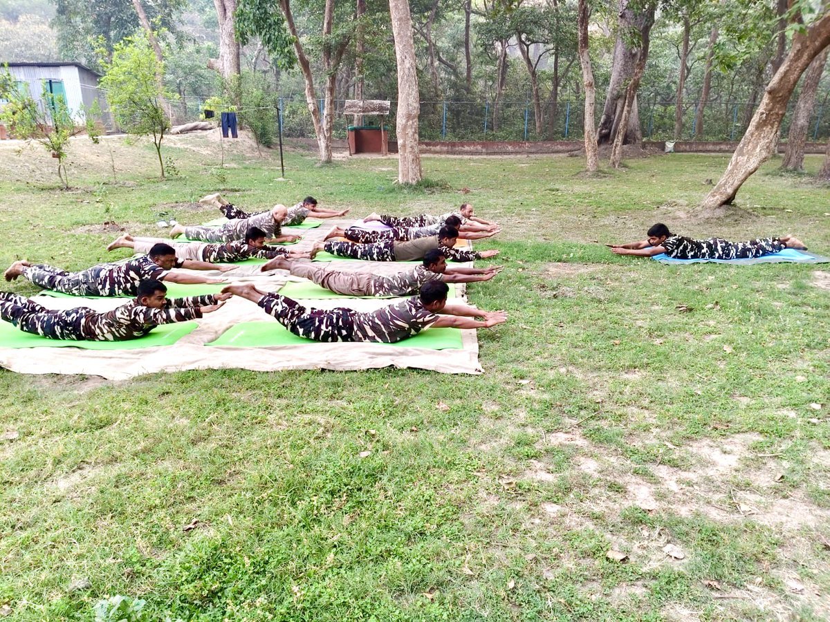 3BnSSB_INDIA's tweet image. 🧘‍♂️ स्वस्थ तन, सशक्त मन 🧘‍♀️
तृतीय वाहिनी, सशस्त्र सीमा बल, लखीमपुर खीरी के सीमा चौकी चंदनचौकी में जवानों द्वारा योगाभ्यास किया गया।
💪 “योग अपनाएं, स्वस्थ जीवन पाएं” 💪
#SSB #Yoga #HealthyLifestyle #FitIndia #Wellness #LakhimpurKheri