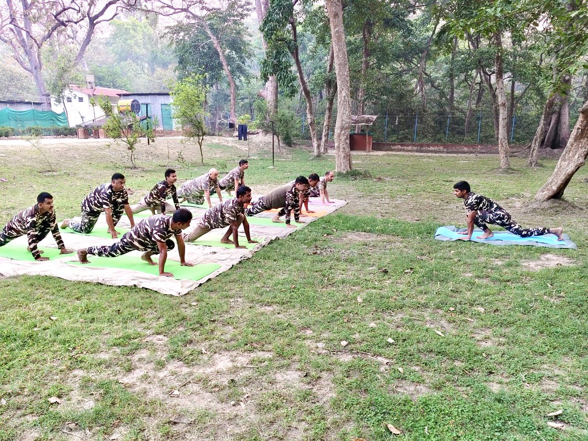 3BnSSB_INDIA's tweet image. 🧘‍♂️ स्वस्थ तन, सशक्त मन 🧘‍♀️
तृतीय वाहिनी, सशस्त्र सीमा बल, लखीमपुर खीरी के सीमा चौकी चंदनचौकी में जवानों द्वारा योगाभ्यास किया गया।
💪 “योग अपनाएं, स्वस्थ जीवन पाएं” 💪
#SSB #Yoga #HealthyLifestyle #FitIndia #Wellness #LakhimpurKheri