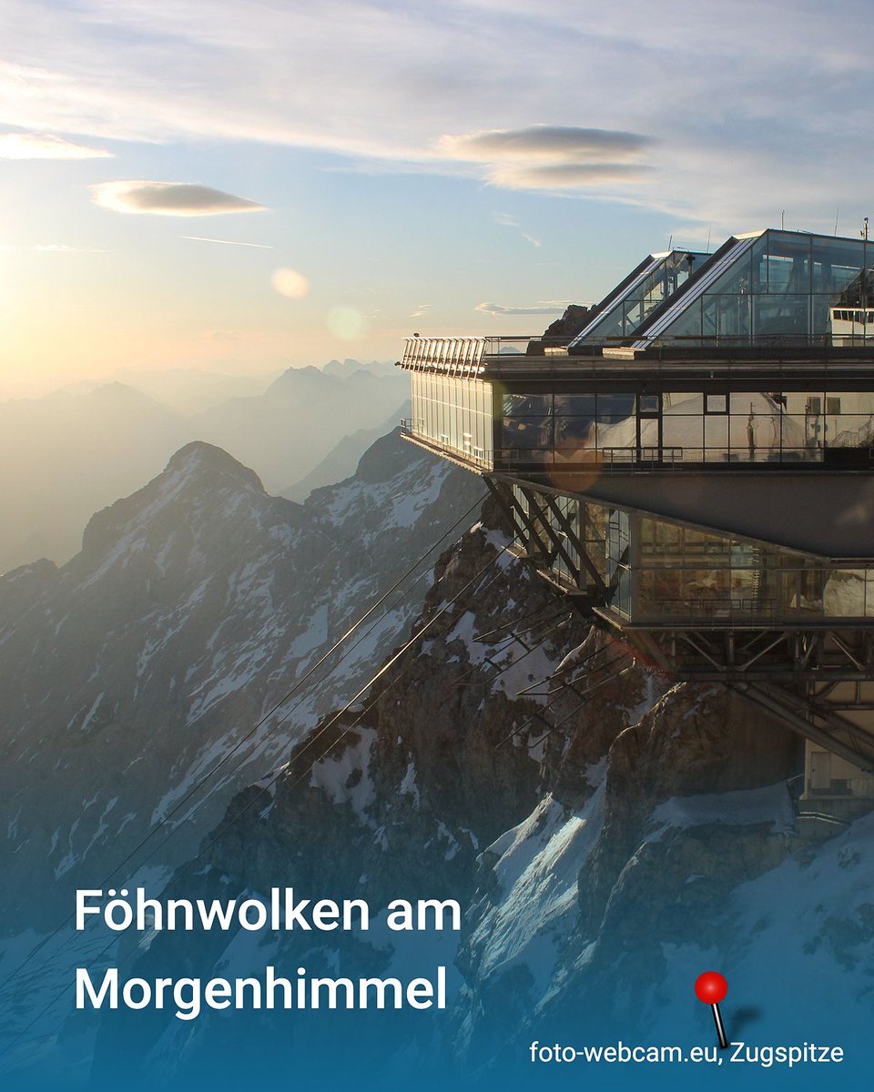 WetterOnline's tweet image. 🌄 Am frühen Dienstagmorgen waren in den Alpen beeindruckende Föhnwolken zu sehen. Die linsenförmigen Lenticularis-Wolken entstehen bei starkem Wind über Gebirgen und können oft lange an Ort und Stelle bleiben. 💨

#Föhn #Wolken #Alpen #Wetterwissen