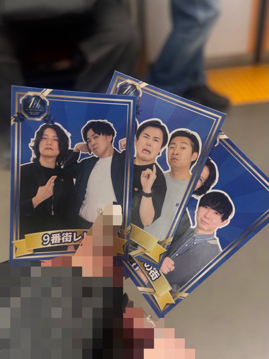 ed_yy5's tweet photo. 渋谷よしもと漫才劇場1周年記念
東京マンゲキ春キャン2026
入場特典  オリジナルステッカー  買取

【譲】
9番街レトロ
伝書鳩
テキセツの街

【求】
アクリルキーホルダー さや香 or 買取

アクリルキーホルダーは差額調節致します。上乗せも可能です。お気軽にお声掛け下さい。 https://t.co/B4NqxRPtag