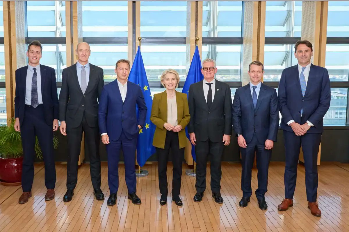 ComputerworldES's tweet image. Europa sigue debatiendo la regulación de la #IA mientras otros ya la despliegan a escala en sistemas físicos y robótica. Los CEO de @Airbus, @SAP, @Siemens, @nokia y @MistralAI se unen y alertan: "Debemos legislar menos por delante de la #innovación".
bit.ly/3OM45KN