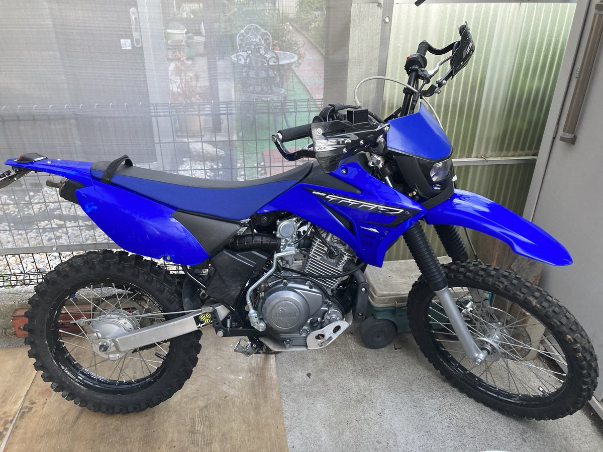 cossolee's tweet photo. TTR125
メーターセンサーケーブルが
切れて1ヶ月半放置してました

天気良いし重い腰を上げ
修理実行

ひさびさに乗りましたが、
ロードでも十分楽しさを感じました♪
#TTR125 https://t.co/drGe6lE3T7